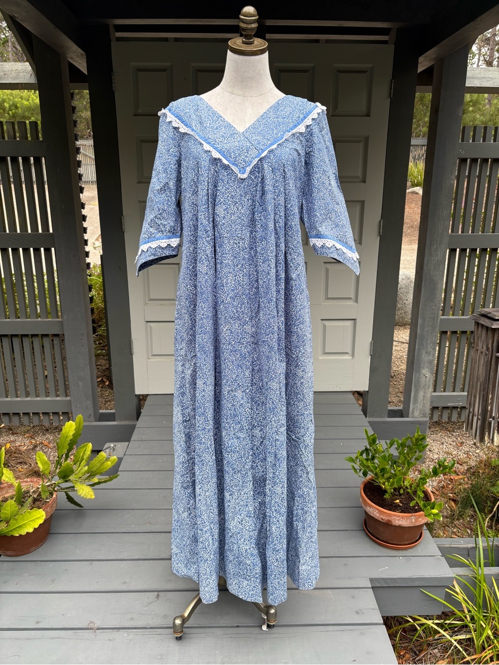 Vintage Blue & White Delicate Floral Pomare Hawaiian MuuMuu 🌸🌸